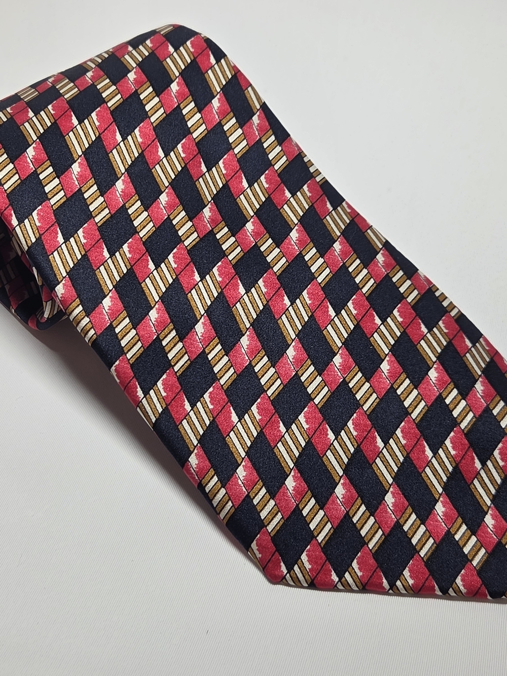 Guy Laroche Mens Vintage Red & Black Geometric Pattern 100% Silk Tie 3.75"x57"